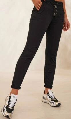 Pantalon Meryl Noir -Vêtements Soldes 2024 facetune 06 02 2024 11 30 58