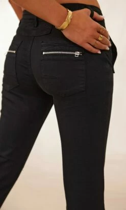 Pantalon Meryl Noir -Vêtements Soldes 2024 facetune 06 02 2024 11 39 24