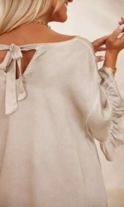 Petite Robe Levana Satin Taupe -Vêtements Soldes 2024 facetune 06 02 2024 11 46 43