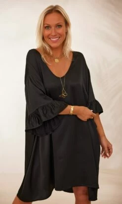 Petite Robe Levana Satin Noir -Vêtements Soldes 2024 facetune 06 02 2024 11 49 19