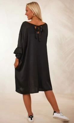 Petite Robe Levana Satin Noir -Vêtements Soldes 2024 facetune 06 02 2024 11 56 56