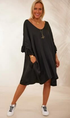 Petite Robe Levana Satin Noir -Vêtements Soldes 2024 facetune 06 02 2024 12 08 04