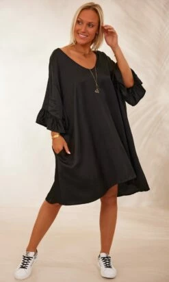 Petite Robe Levana Satin Noir -Vêtements Soldes 2024 facetune 06 02 2024 12 10 12