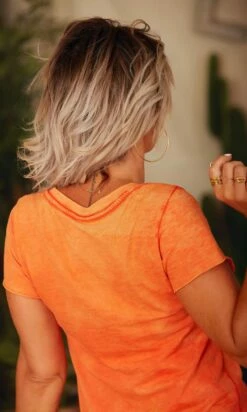 T-Shirt Magda Orange Love Rose Fluo 14 T-Shirt Magda Orange Love Rose Fluo -Vêtements Soldes 2024 facetune 06 03 2023 11 29 02