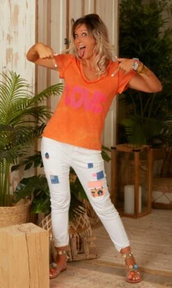 T-Shirt Magda Orange Love Rose Fluo 13 T-Shirt Magda Orange Love Rose Fluo -Vêtements Soldes 2024 facetune 06 03 2023 12 47 16