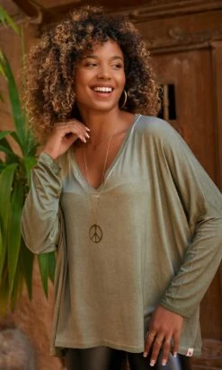 T-Shirt Essentiel Marius Oversize Kaki -Vêtements Soldes 2024 facetune 06 09 2023 10 13 33