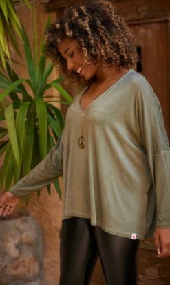 T-Shirt Essentiel Marius Oversize Kaki -Vêtements Soldes 2024 facetune 06 09 2023 10 13 38