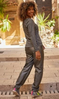 T-Shirt Magda ML Gris Anthracite Heart Joy Jaune Fluo -Vêtements Soldes 2024 facetune 06 09 2023 15 13 17 1 1