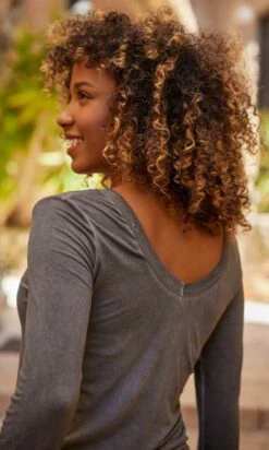 T-Shirt Essentiel ML Gris 15 T-Shirt Essentiel ML Gris -Vêtements Soldes 2024 facetune 06 09 2023 15 45 59