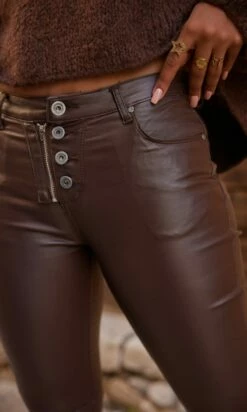 Pantalon Meryl Huilé Chocolat -Vêtements Soldes 2024 facetune 06 10 2023 10 06 59 1