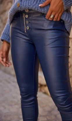 Pantalon Meryl Huilé Bleu Marine -Vêtements Soldes 2024 facetune 06 10 2023 10 27 19 1