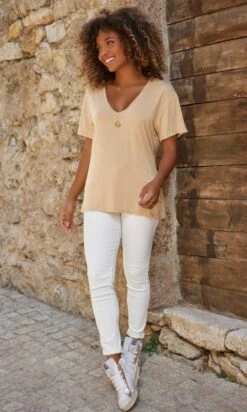 T-Shirt Basic Camel -Vêtements Soldes 2024 facetune 06 10 2023 15 20 14