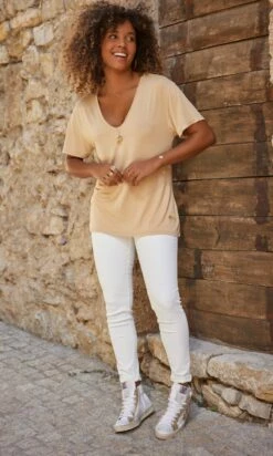 T-Shirt Basic Camel -Vêtements Soldes 2024 facetune 06 10 2023 15 26 22