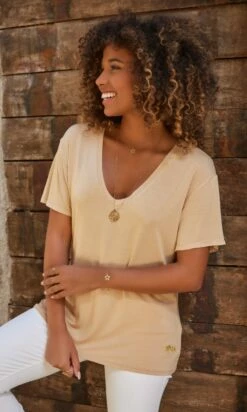 T-Shirt Basic Camel -Vêtements Soldes 2024 facetune 06 10 2023 15 31 44
