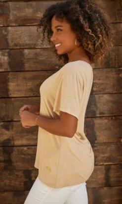 T-Shirt Basic Camel -Vêtements Soldes 2024 facetune 06 10 2023 15 45 23