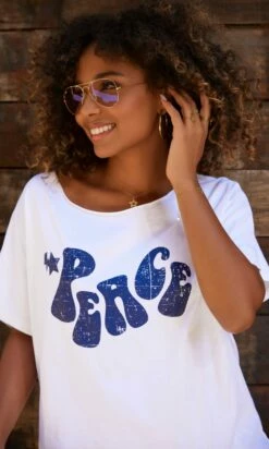 T-Shirt Solene Oversize Blanc Peace Bleu Marine -Vêtements Soldes 2024 facetune 06 10 2023 16 13 06