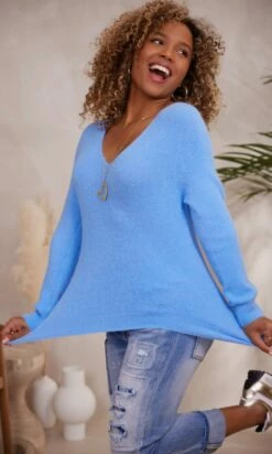 Pull Basic Col V Bleu Jean -Vêtements Soldes 2024 facetune 06 12 2023 11 23 28