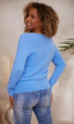 Pull Basic Col V Bleu Jean -Vêtements Soldes 2024 facetune 06 12 2023 11 25 48
