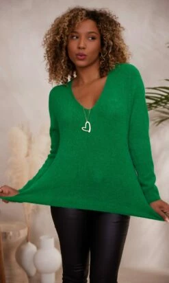Pull Basic Col V Vert Brésil 10 Pull Basic Col V Vert Brésil -Vêtements Soldes 2024 facetune 06 12 2023 11 44 51