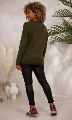 Pull Ryan Kaki -Vêtements Soldes 2024 facetune 06 12 2023 11 56 13