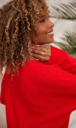 Pull Ryan Rouge -Vêtements Soldes 2024 facetune 06 12 2023 16 46 52