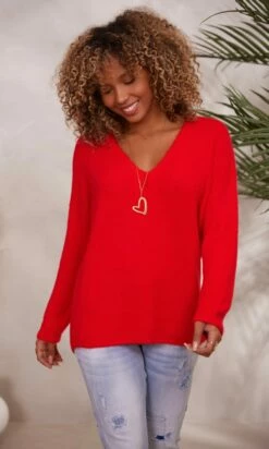 Pull Ryan Rouge -Vêtements Soldes 2024 facetune 06 12 2023 16 59 16
