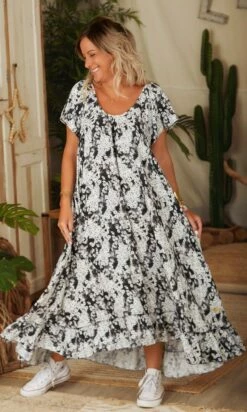 Robe Tess Noir Pixies -Vêtements Soldes 2024 facetune 07 03 2023 12 18 54