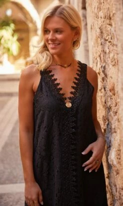 Robe Shannah Dentelle Noir -Vêtements Soldes 2024 facetune 07 10 2023 12 29 35