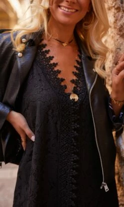 Robe Shannah Dentelle Noir -Vêtements Soldes 2024 facetune 07 10 2023 12 48 21