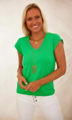 T-Shirt Essentiel Col V Vert Brésil -Vêtements Soldes 2024 facetune 08 02 2024 09 09 11