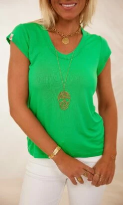 T-Shirt Essentiel Col V Vert Brésil -Vêtements Soldes 2024 facetune 08 02 2024 09 13 57