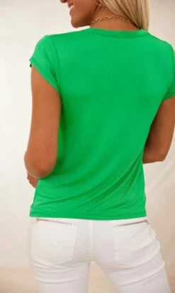 T-Shirt Essentiel Col V Vert Brésil -Vêtements Soldes 2024 facetune 08 02 2024 09 19 43
