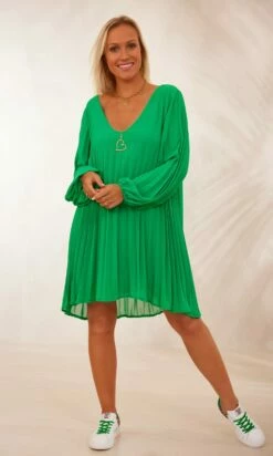 Petite Robe Nuria Plissée Vert Brésil 15 Petite Robe Nuria Plissée Vert Brésil -Vêtements Soldes 2024 facetune 08 02 2024 10 43 05 1