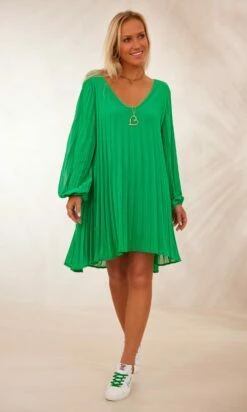 Petite Robe Nuria Plissée Vert Brésil 10 Petite Robe Nuria Plissée Vert Brésil -Vêtements Soldes 2024 facetune 08 02 2024 10 47 08 1