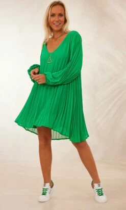 Petite Robe Nuria Plissée Vert Brésil 13 Petite Robe Nuria Plissée Vert Brésil -Vêtements Soldes 2024 facetune 08 02 2024 10 48 54