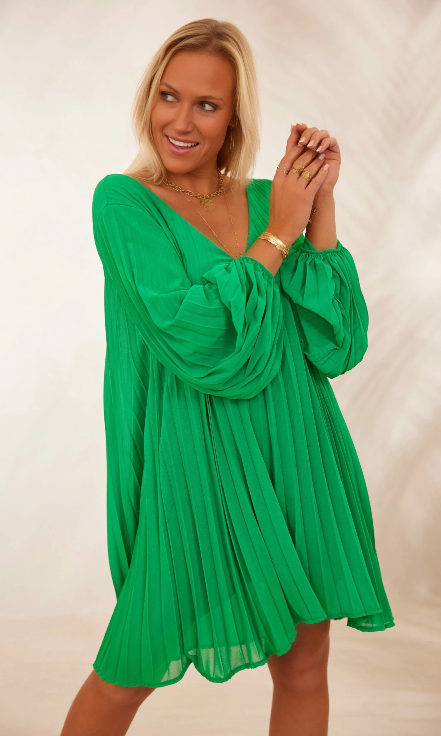 Petite Robe Nuria Plissée Vert Brésil 6 Petite Robe Nuria Plissée Vert Brésil – Image 4