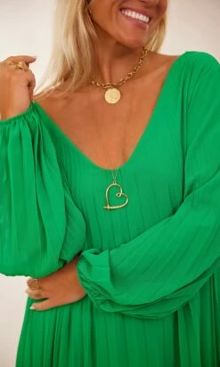 Petite Robe Nuria Plissée Vert Brésil 11 Petite Robe Nuria Plissée Vert Brésil -Vêtements Soldes 2024 facetune 08 02 2024 10 54 52