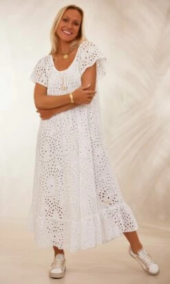 Robe Tess Broderie Blanc -Vêtements Soldes 2024 facetune 08 02 2024 12 15 41
