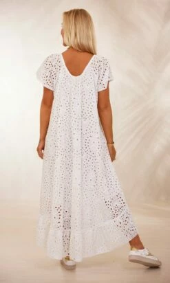 Robe Tess Broderie Blanc -Vêtements Soldes 2024 facetune 08 02 2024 12 27 06