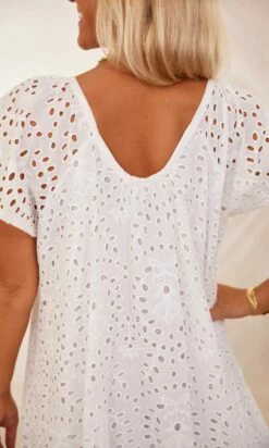 Robe Tess Broderie Blanc -Vêtements Soldes 2024 facetune 08 02 2024 12 30 25