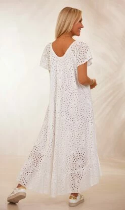 Robe Tess Broderie Blanc -Vêtements Soldes 2024 facetune 08 02 2024 12 31 21