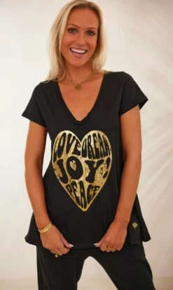 T-Shirt Elio MC Noir Heart Joy Or 13 T-Shirt Elio MC Noir Heart Joy Or -Vêtements Soldes 2024 facetune 08 02 2024 12 32 09 1
