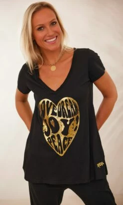 T-Shirt Elio MC Noir Heart Joy Or 11 T-Shirt Elio MC Noir Heart Joy Or -Vêtements Soldes 2024 facetune 08 02 2024 12 37 46 1