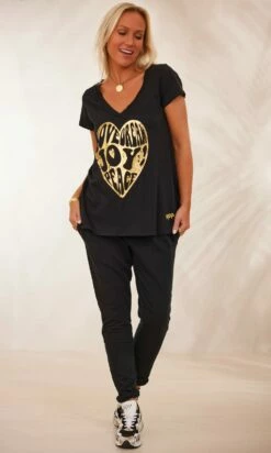 T-Shirt Elio MC Noir Heart Joy Or 15 T-Shirt Elio MC Noir Heart Joy Or -Vêtements Soldes 2024 facetune 08 02 2024 12 38 59 1