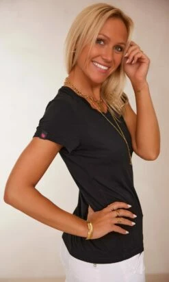 T-Shirt Essentiel Col Rond Noir -Vêtements Soldes 2024 facetune 08 02 2024 14 24 51