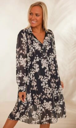 Petite Robe Syana Noir Flores -Vêtements Soldes 2024 facetune 08 02 2024 14 35 33