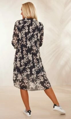 Petite Robe Syana Noir Flores -Vêtements Soldes 2024 facetune 08 02 2024 14 42 39