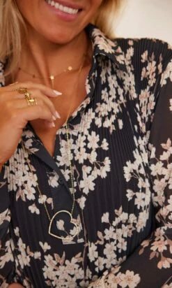 Petite Robe Syana Noir Flores -Vêtements Soldes 2024 facetune 08 02 2024 14 43 38