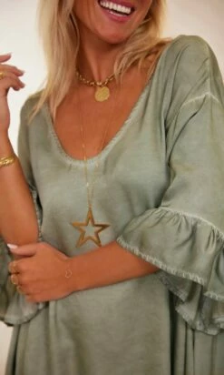 Petite Robe Levana Satin Kaki -Vêtements Soldes 2024 facetune 08 02 2024 15 30 06