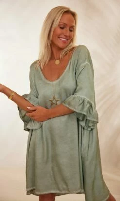 Petite Robe Levana Satin Kaki -Vêtements Soldes 2024 facetune 08 02 2024 15 39 53